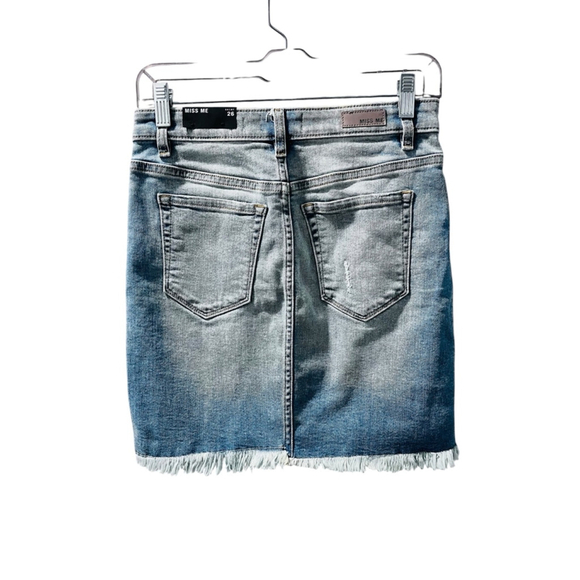 Miss Me NWT Med Wash Blue Denim Jean Skirt Size 26 Mini Button Fly Fray Hem - Picture 5 of 6